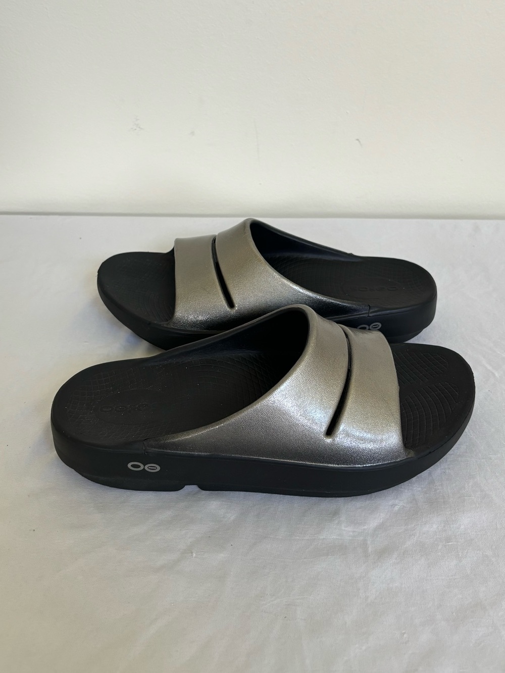 OOFOS Sport Flex Recovery Slide Metallic Sandals Sz 8 Womens EU 39 Shoes